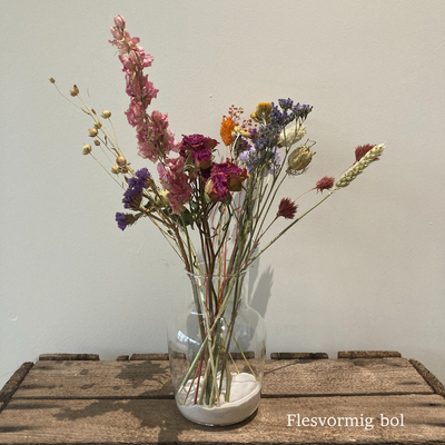 Vaasje met droogbloemen